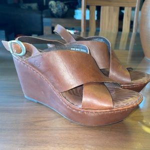 Born handcrafted leather wedge in brown. Size 7/38